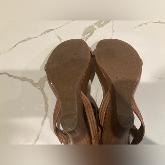 Women Kenneth Cole reaction brown tan wedge leather sandal shoe heel cork 7.5 - Picture 12 of 16